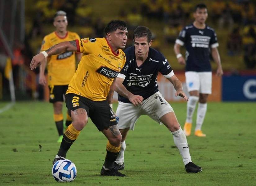 Mario Pinedia en un partido con Barcelona SC