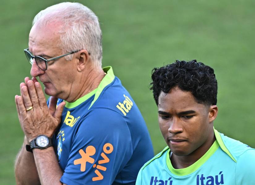 El seleccionador de Brasil, Dorival Junior (i), junto a Endrick, participan en un entrenamiento.