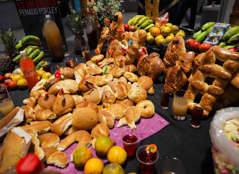 Fotografía que muestra un altar durante la celebración del Día de Difuntos este sábado, en La Paz (Bolivia).