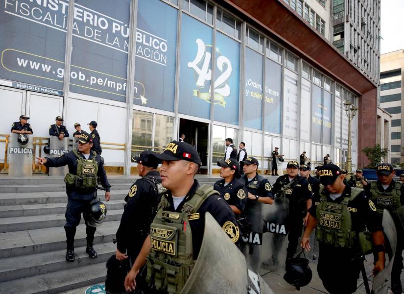 Fotografía que muestra integrantes de las Fuerzas Armadas durante el operativo para la llegada de la presidenta de Perú, Dina Boluarte, a la Fiscalía este viernes en Lima (Perú). EFE/Paolo Aguilar