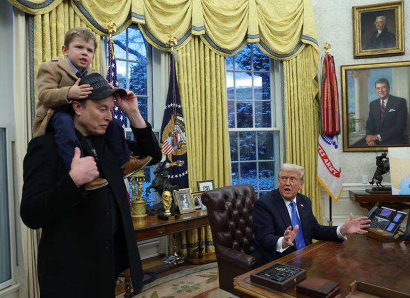Elon Musk y su hijo X en la Casa Blanca.