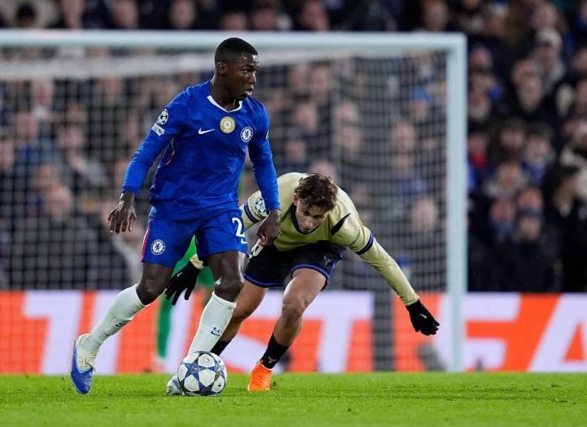 Moisés Caicedo, volante del Chelsea, en el partido ante el FC Barcelona por la quinta fecha de la fase inicial de la Champions League