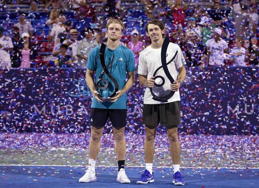 Davidovich junto a Alex de Miñaur posando juntos con sus respectivos títulos.