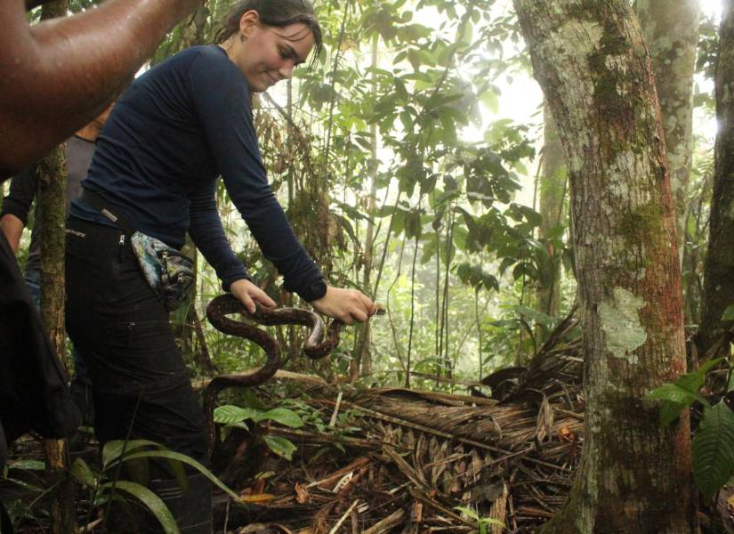Una persona con una serpiente.
