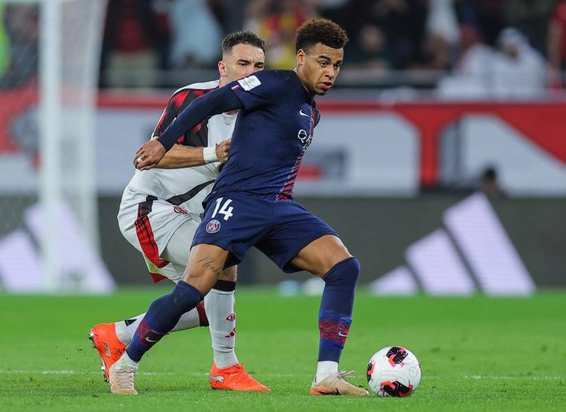 El exdtremos del PSG, Desire Doue disputa el balón contra Leo Ortiz, defensa del Flamengo por la final de la Copa Intercontinental