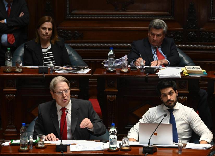 Los senadores uruguayos del Partido Colorado Ana Hunter (arriba-i) Pedro Bordaberry (arriba-d) Ope Pasquet (abajo-i) y Andres Ojeda, participan en un debate este miércoles, en Montevideo (Uruguay). EFE/ Federico Gutiérrez