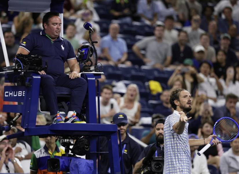 Medvedev incita al público a seguir abucheando tras los sucedido con el fotografo