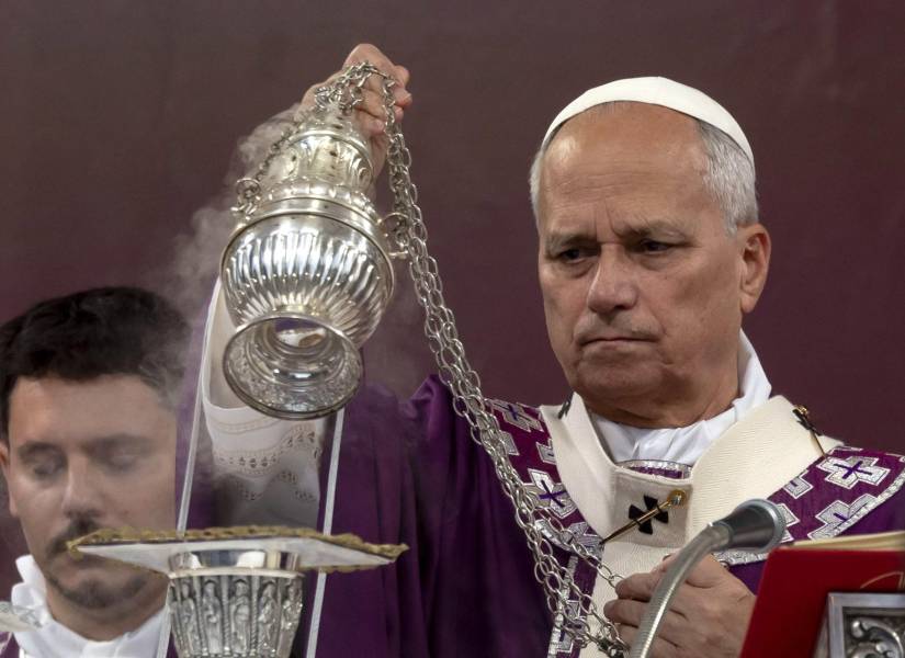 Imagen del papa León XIV en la Santa Misa por la Conmemoración de todos los Fieles difuntos en el cementerio de Verano en Roma, Italia, 2 de noviembre de 2025.