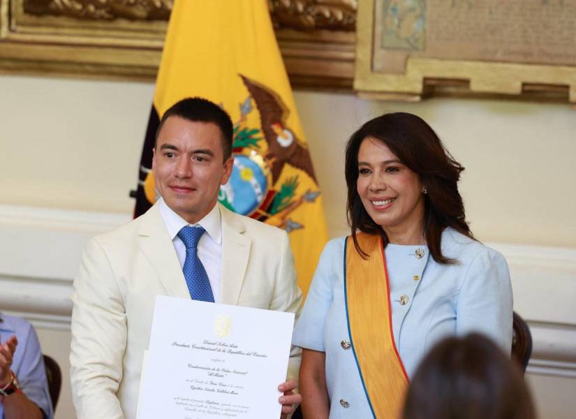 Daniel Noboa y Cynthia Gellibert en la sesión solemne de Guayaquil el 27 de julio de 2025.
