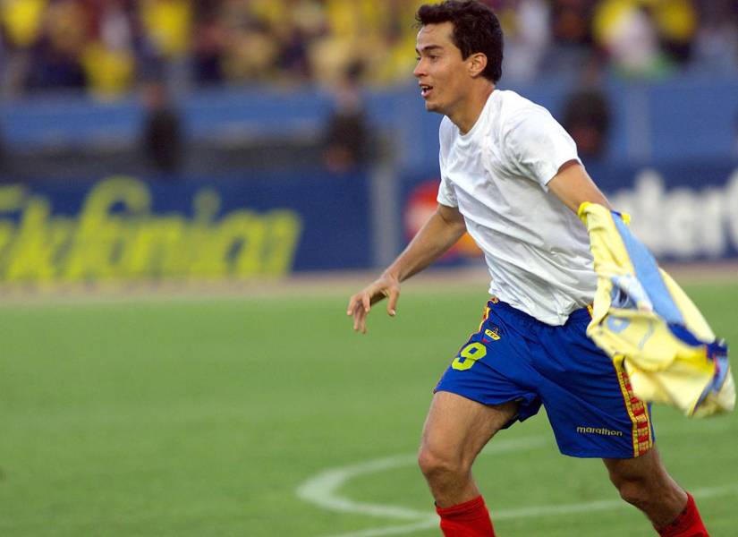 El jugador ecuatoriano Iván Kaviedes festeja el primer gol de Ecuador contra Uruguay, en Quito, el 07 de noviembre de 2001