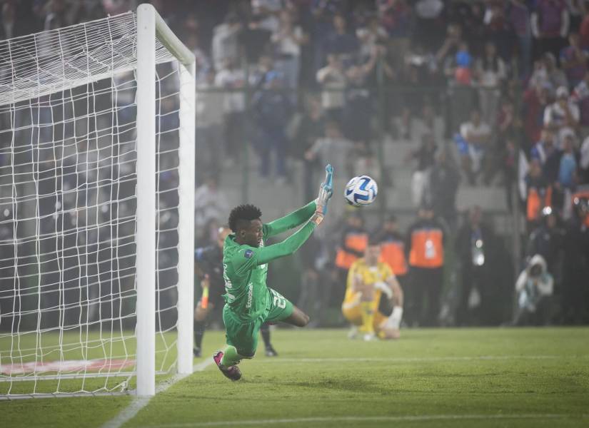 El portero de Liga de Quito, Alexander Domínguez, ataja un penal en la final de la Copa Sudamericana 2023 ante Fortaleza