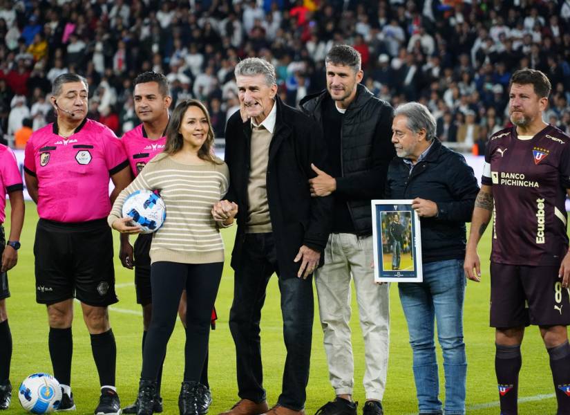 Edgardo Bauza, director técnico de Liga de Quito, fue homenajeado en la Noche Blanca 2025