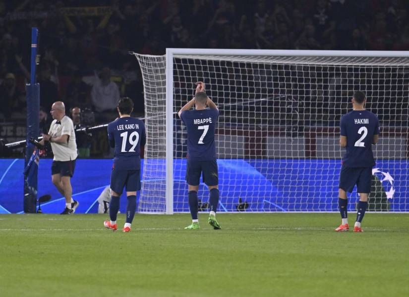 Kylian Mbappé y sus compañeros agradeciendo a la afición.