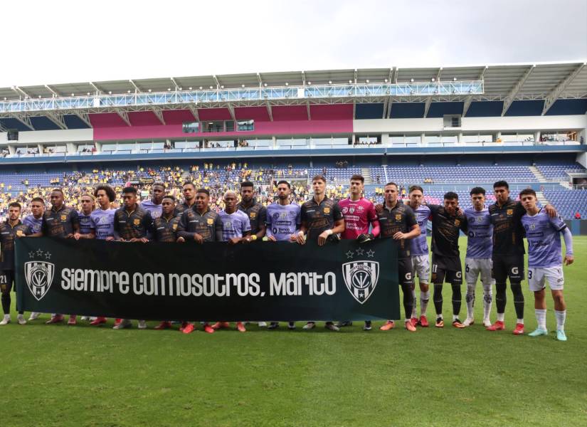 Los jugadores de Barcelona SC e Independiente del Valle posaron una bandera