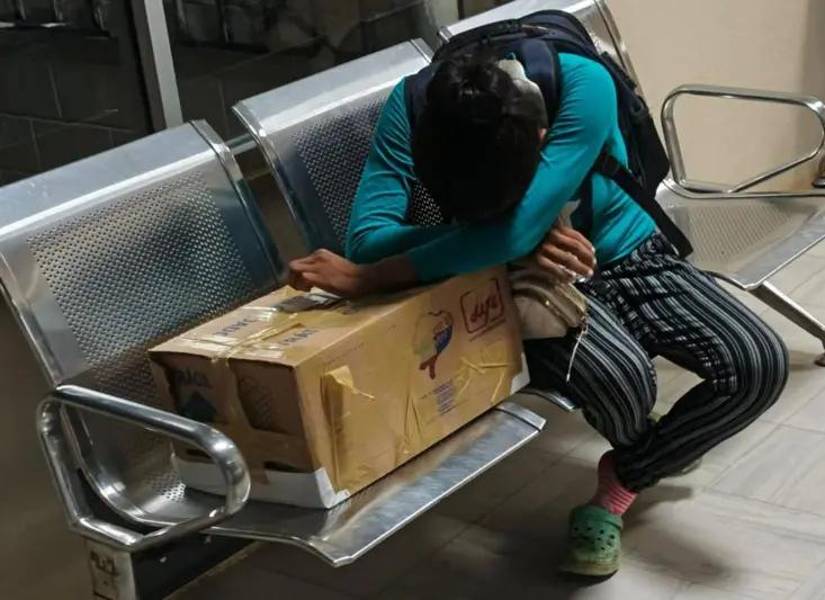 Yawa Sumpa viajó tres horas en un autobús con los restos de su hija hasta la localidad de Taisha.