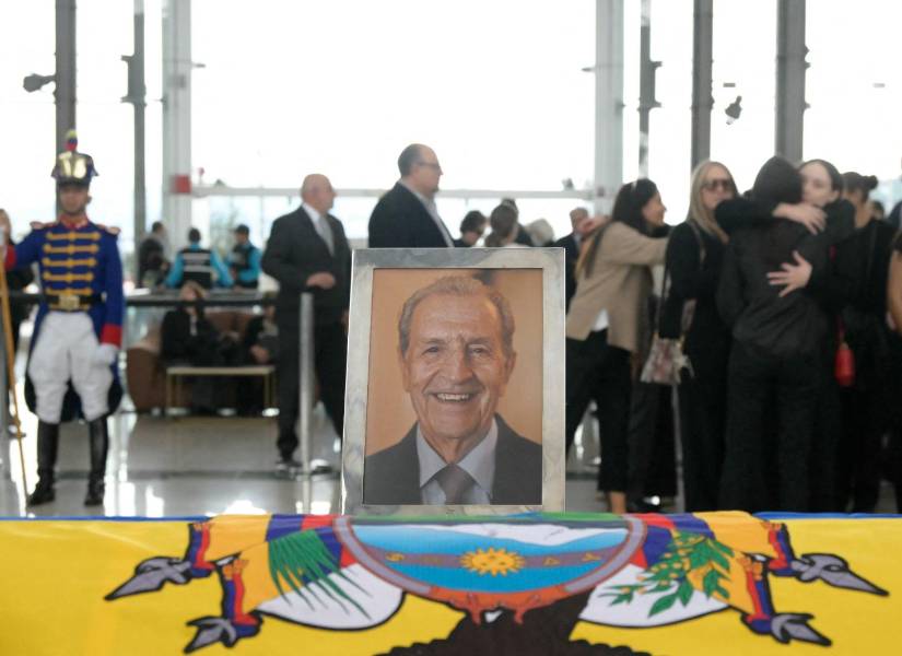 Un retrato del expresidente de Ecuador, Rodrigo Borja, junto a su ataúd durante su velorio en Quito el 19 de diciembre de 2025.