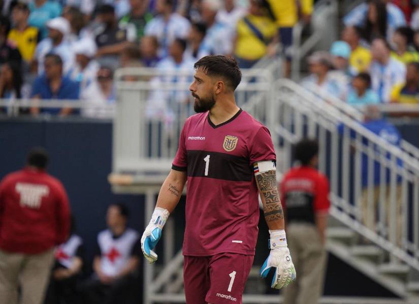Galíndez luciendo la banda de capitán en La Tri.