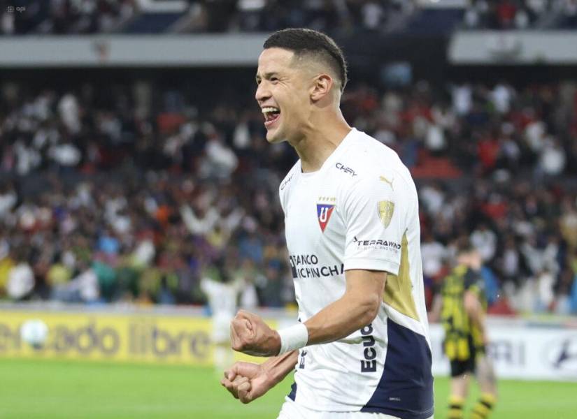 Alex Arce celebra un gol con Liga de Quito contra Deportivo Táchira por la Copa Libertadores