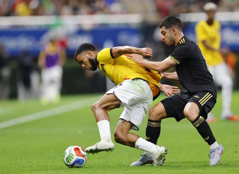 Erik Antonio Lira (d) de México disputa el balón con Pedro Vite (i) de Ecuador este martes, durante un partido amistoso.