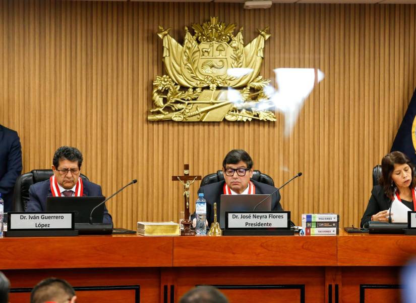 Los jueces, José Neyra Flores (c), Iván Guerrero (i), y Norma Carbajal, participan en la audiencia del expresidente Pedro Castillo este jueves, en la Sala Penal Especial de la Corte Suprema, en Lima (Perú).