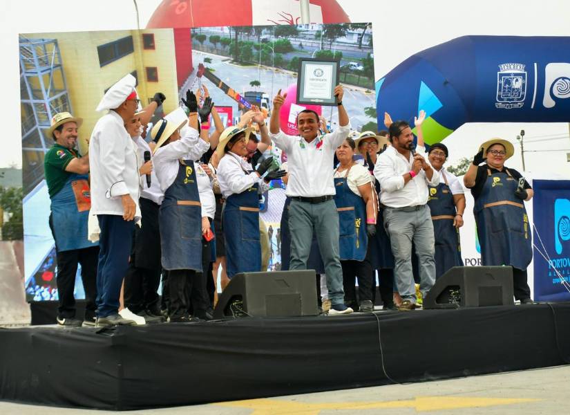 El acalde, Javier Pincay, cuando recibía el certificado de Récord Guinness.
