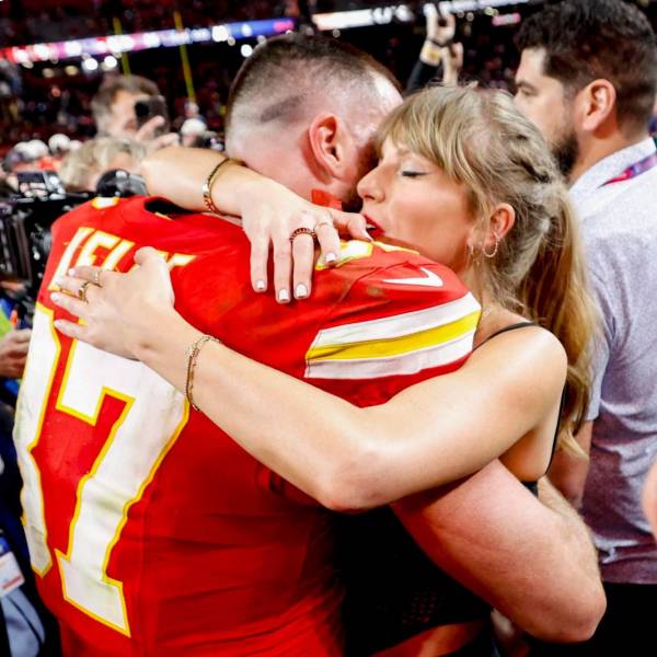 La cantante Taylor Swift abraza a Travis Kelce tras el triunfo de los Kansas City Chiefs ante los San Francisco 49ers en el Super Bowl 2024.