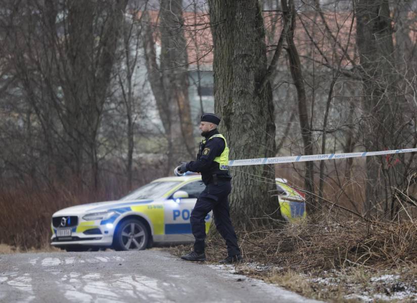 Agentes de la policía en la escuela de Västhaga en Örebro, al oeste de Estocolmo, Suecia. EFE/EPA/Kicki Nilsson SWEDEN OUT