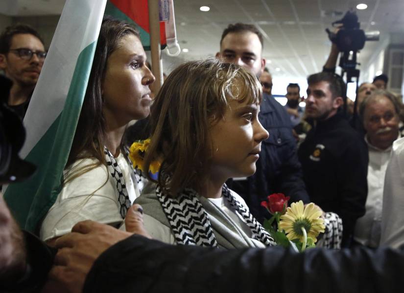 La activista sueca Greta Thunberg llega junto a 134 ciudadanos de 15 países europeos, al aeropuerto internacional griego Eleftherios Venizelos en Spata, cerca de Atenas, Grecia, el 6 de octubre de 2025