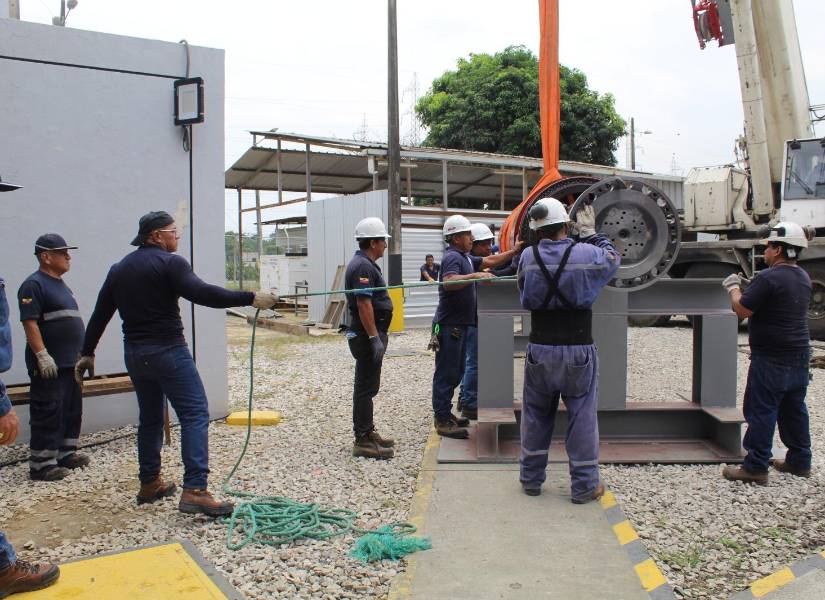 Personal de Celec realiza el mantenimiento de los equipos de generación térmica.