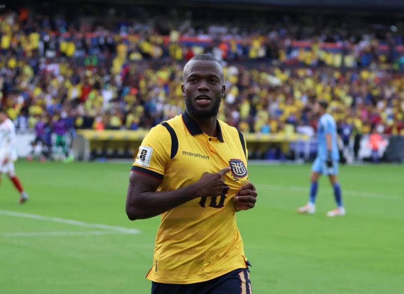 El delantero Enner Valencia celebra un gol con la selección de Ecuador en las Eliminatorias Sudamericanas