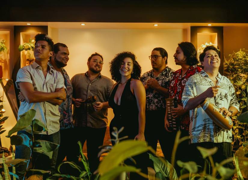 Belén Sánchez junto a los integrantes de la Banda Brava.