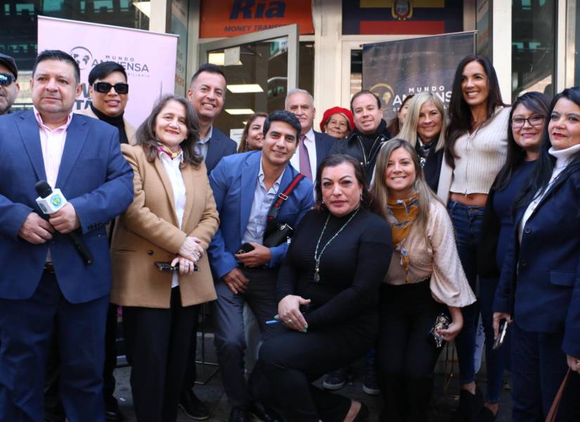 Foto del recibimiento de directivos de Ambiensa y de la comunidad migrante ecuatoriana a la nueva oficina en Queens, Nueva York.