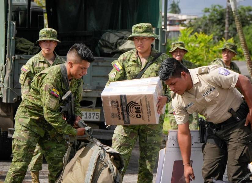Entrega de kits electorales en lugares de difícil acceso en Morona Santiago.