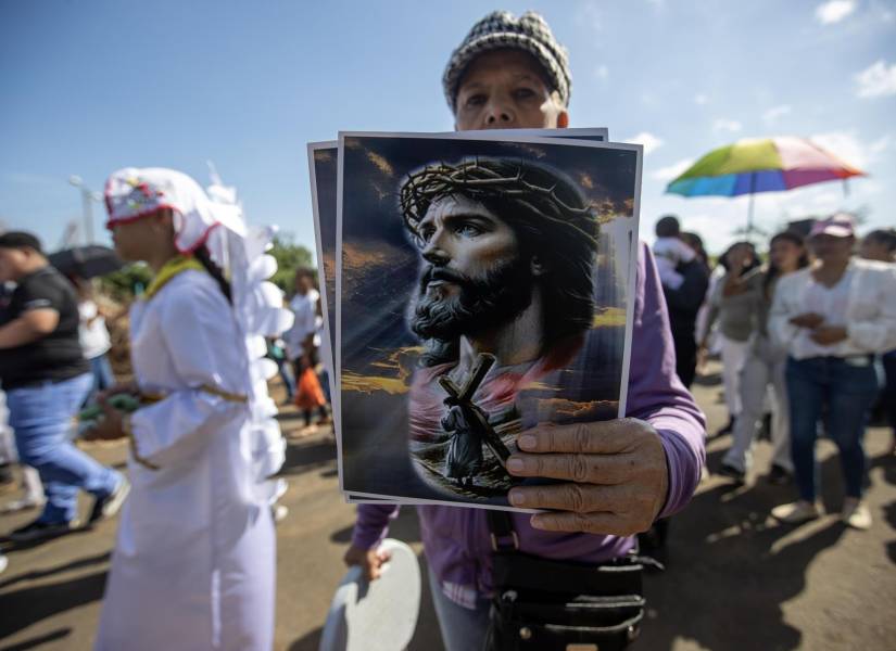 Una mujer sostiene una imagen religiosa durante la procesión del Santo Viacrucis este viernes, en Managua (Nicaragua).