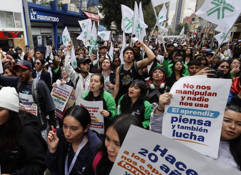 Personas participan en una manifestación este martes, en Bogotá (Colombia).