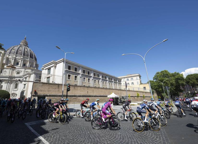 El pelotón ciclista a su paso por el Vaticano en Roma, este domingo en el que finaliza el Giro de Italia.