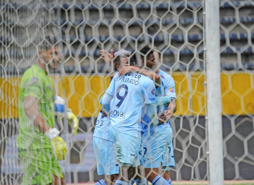 Jugadores de Universidad Católica festejando un gol.