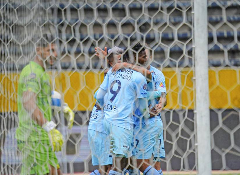Jugadores de Universidad Católica festejando un gol.