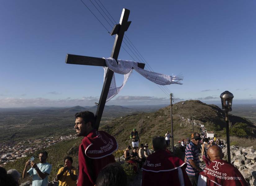Un hombre sostiene una cruz durante la tradicional procesión al santuario del Monte Santo este viernes, en Monte Santo, Bahía (Brasil).