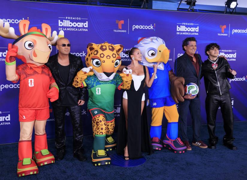 Wisin, Emilia Mernes, Carlos Vives y Xavi posan con las mascotas del Mundial 2026.