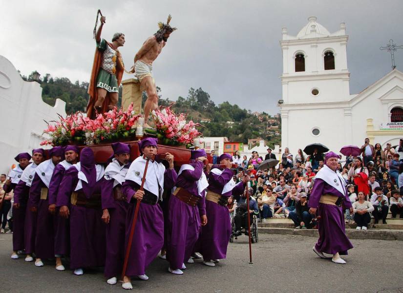 Integrantes de colectivos eclesiásticos participan de la procesión en homenaje al Señor del Humilladero este jueves, en Pamplona (Colombia). La ciudad colombiana de Pamplona revive en estos días las tradiciones de la pasión y muerte de Cristo.