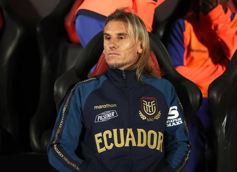 El entrenador de Ecuador, Sebastián Beccacece, reacciona este jueves, en un partido por las eliminatorias a la Copa Mundial 2026 entre Paraguay y Ecuador en el estadio Defensores del Chaco en Asunción (Paraguay)