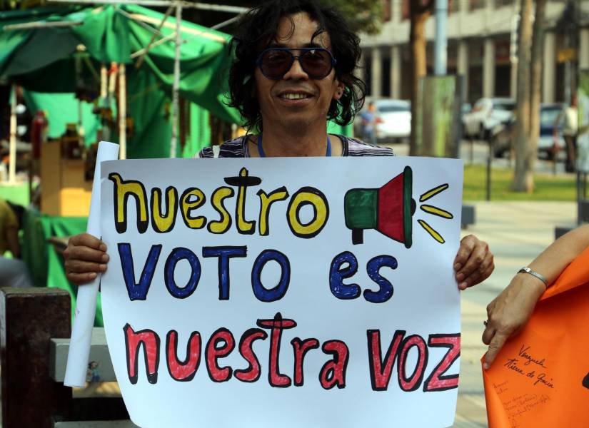 Un ciudadano venezolano posa durante la jornada de elecciones presidenciales en Venezuela este domingo, en Santa Cruz (Bolivia).