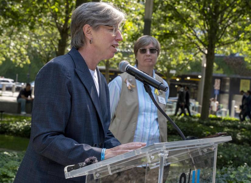 La presidenta del Monumento Nacional y Museo al 11S, Elizabeth Hillman (i), habla durante una rueda de prensa este martes, en Nueva York (Estados Unidos).