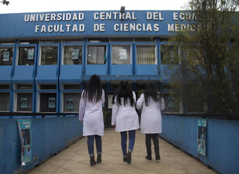 Ecuador tiene un exceso de médicos generales: inquietud latente al final de 2025