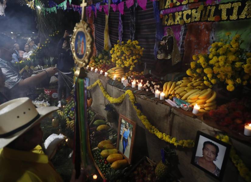 Personas en la festividad de los Canchules este 1 de noviembre de 2025, en Nahuizalco (El Salvador).