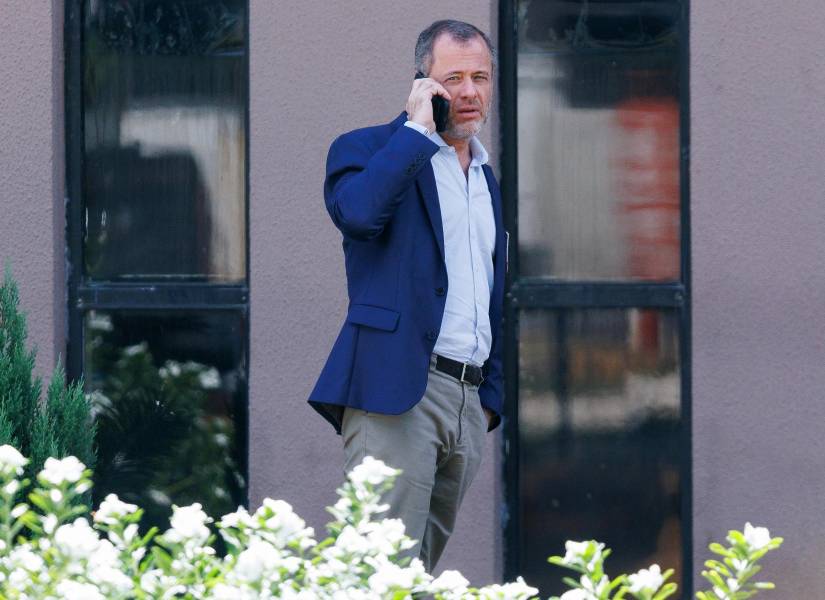 El abogado del expresidente de Brasil Jair Bolsonaro, Paulo Amador da Cunha Bueno, habla por teléfono este sábado, en la sede de la Policía Federal de Brasilia.