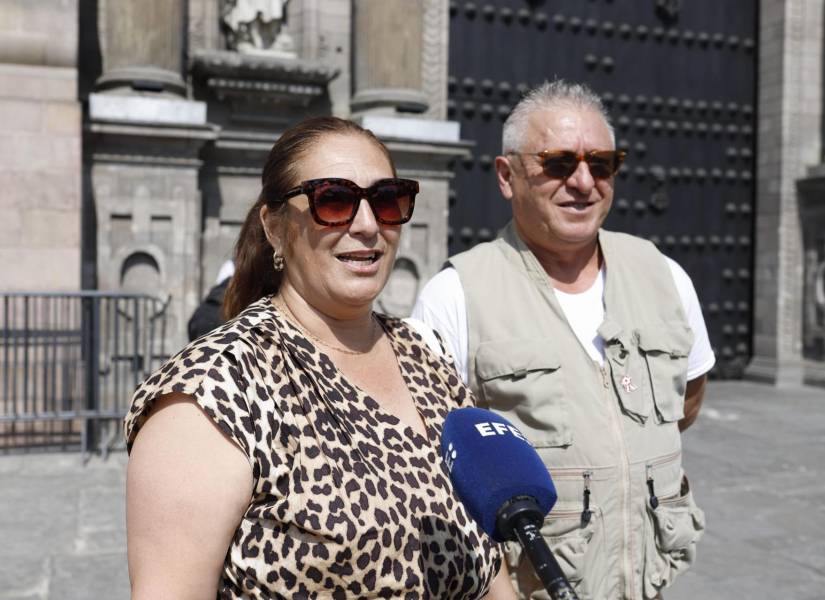 Los peruanos Véronica Giutsi y José Luis Cabrera hablan con EFE frente a la Catedral de Lima luego de la elección del Papa este jueves, en Lima (Perú).
