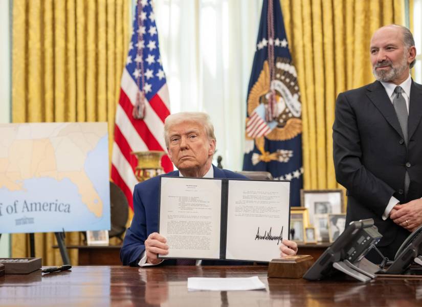Fotografía cedida donde aparece el presidente de Estados Unidos, Donald Trump (c), mostrando la orden ejecutiva sobre el aumento de aranceles el 13 de febrero de 2025 en el Despacho Oval de la Casa Blanca en Washington (EE. UU.)