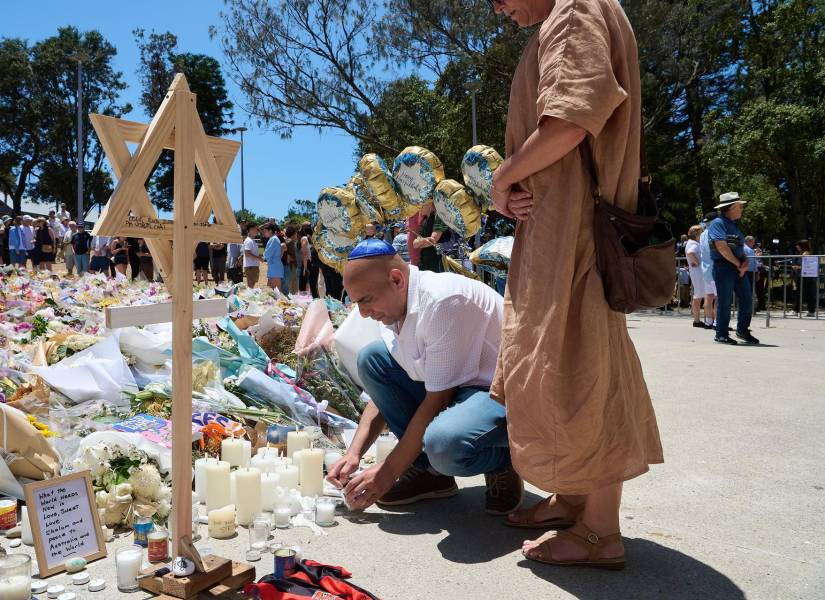 Personas acuden a los funerales de las víctimas del atentado en la playa de Bondi.
